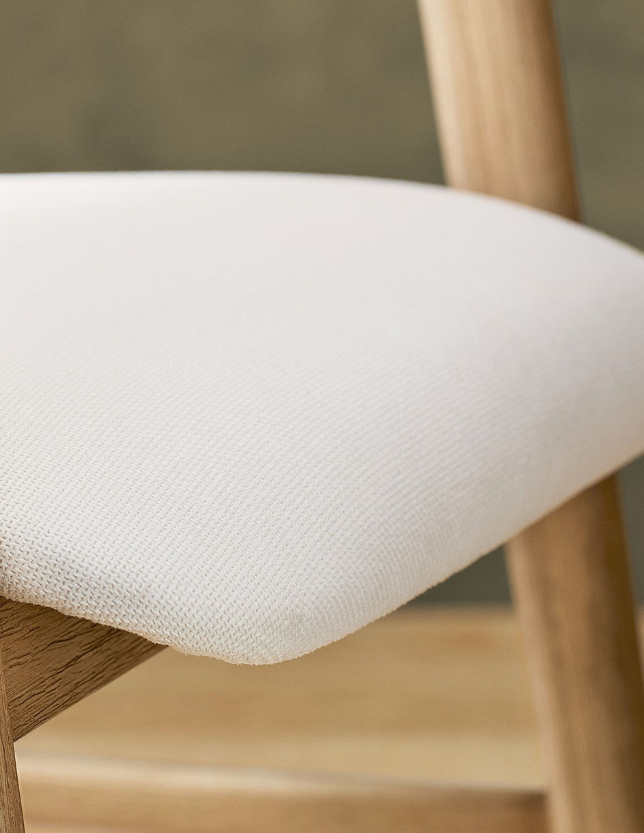 Silla con brazos Nishan de madera de caucho 4